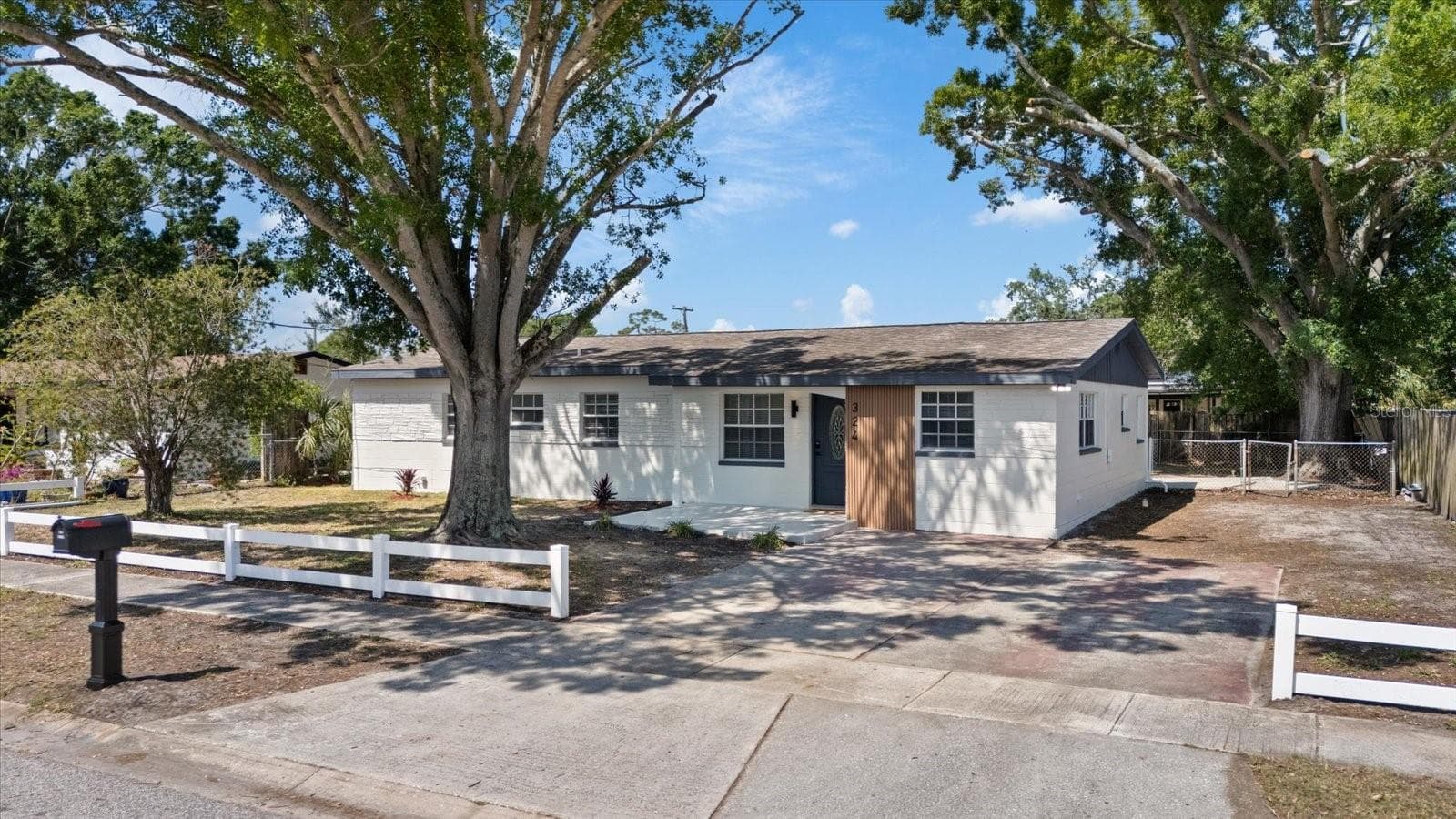 324 Country Club Dr, FL