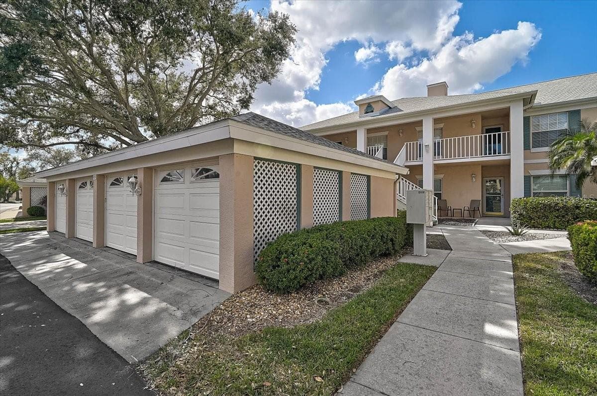 4215 Caddie Dr E #102, FL