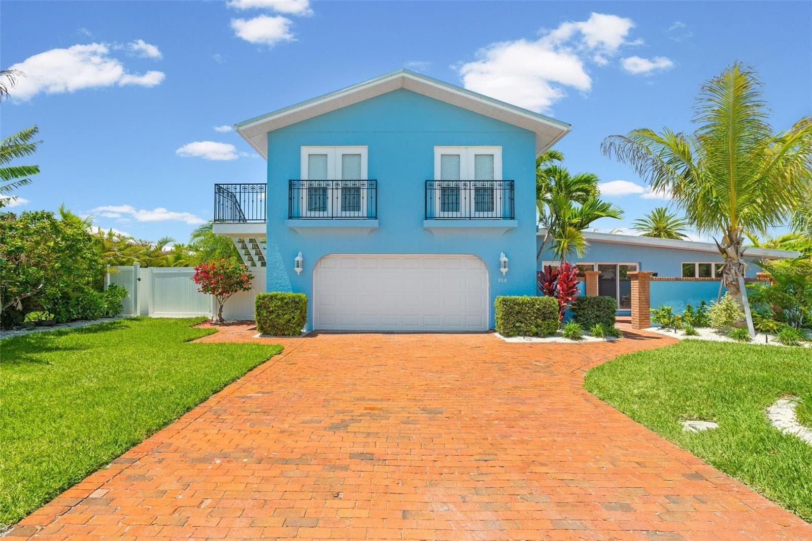528 Key Royale Dr, FL