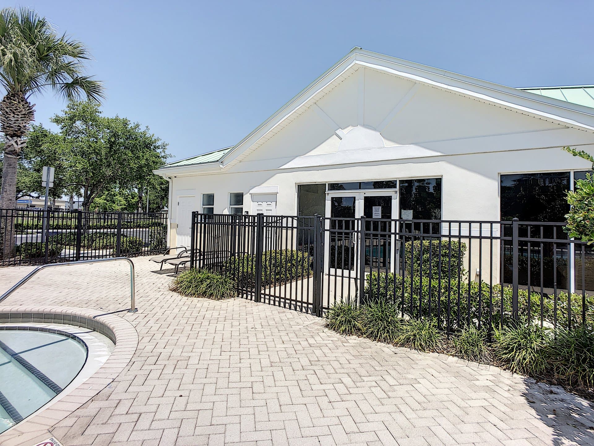 College Park community pool and clubhouse
