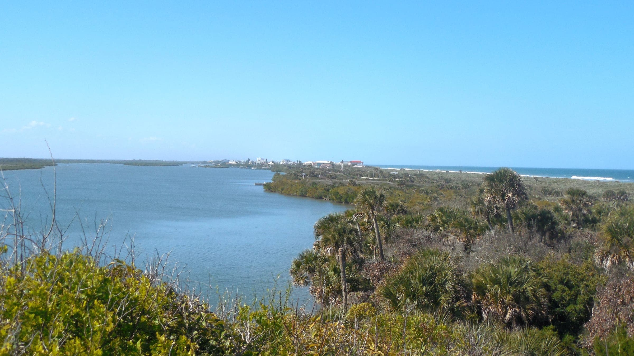 Northerly view from Ponce de Leon Inlet across New Smyrna Beach (Niranjan Arminius, CC BY-SA 4.0)
