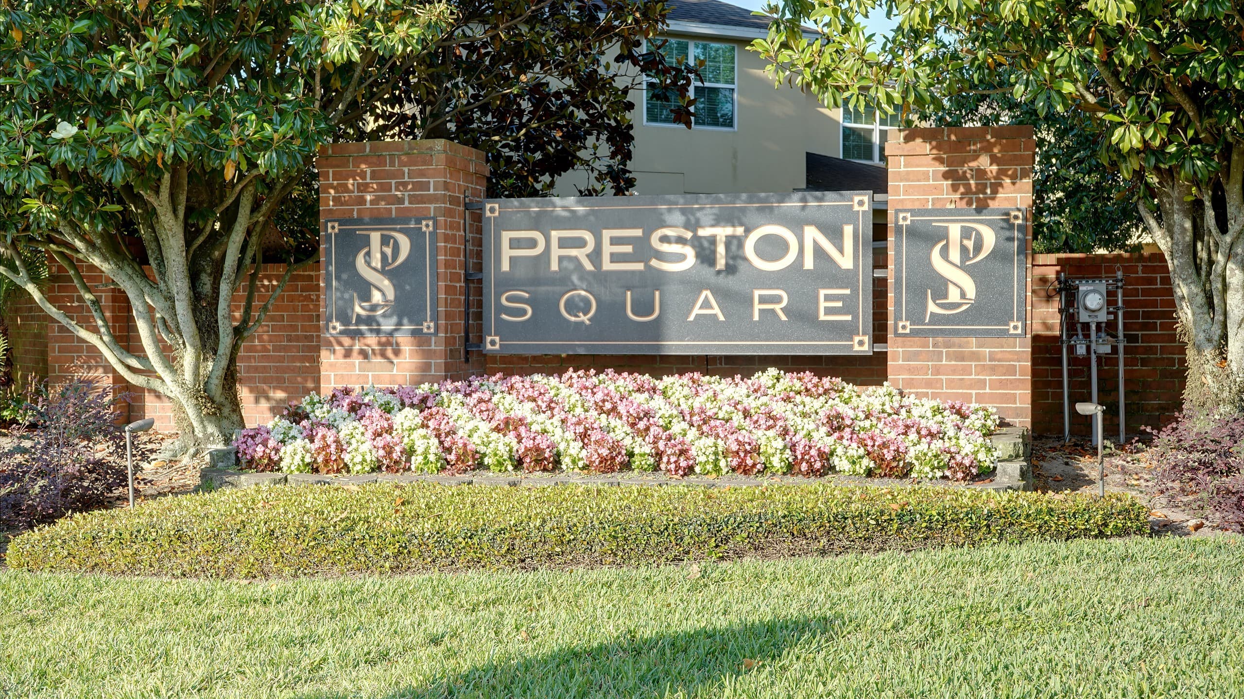 Preston Square central plaza and community amenities