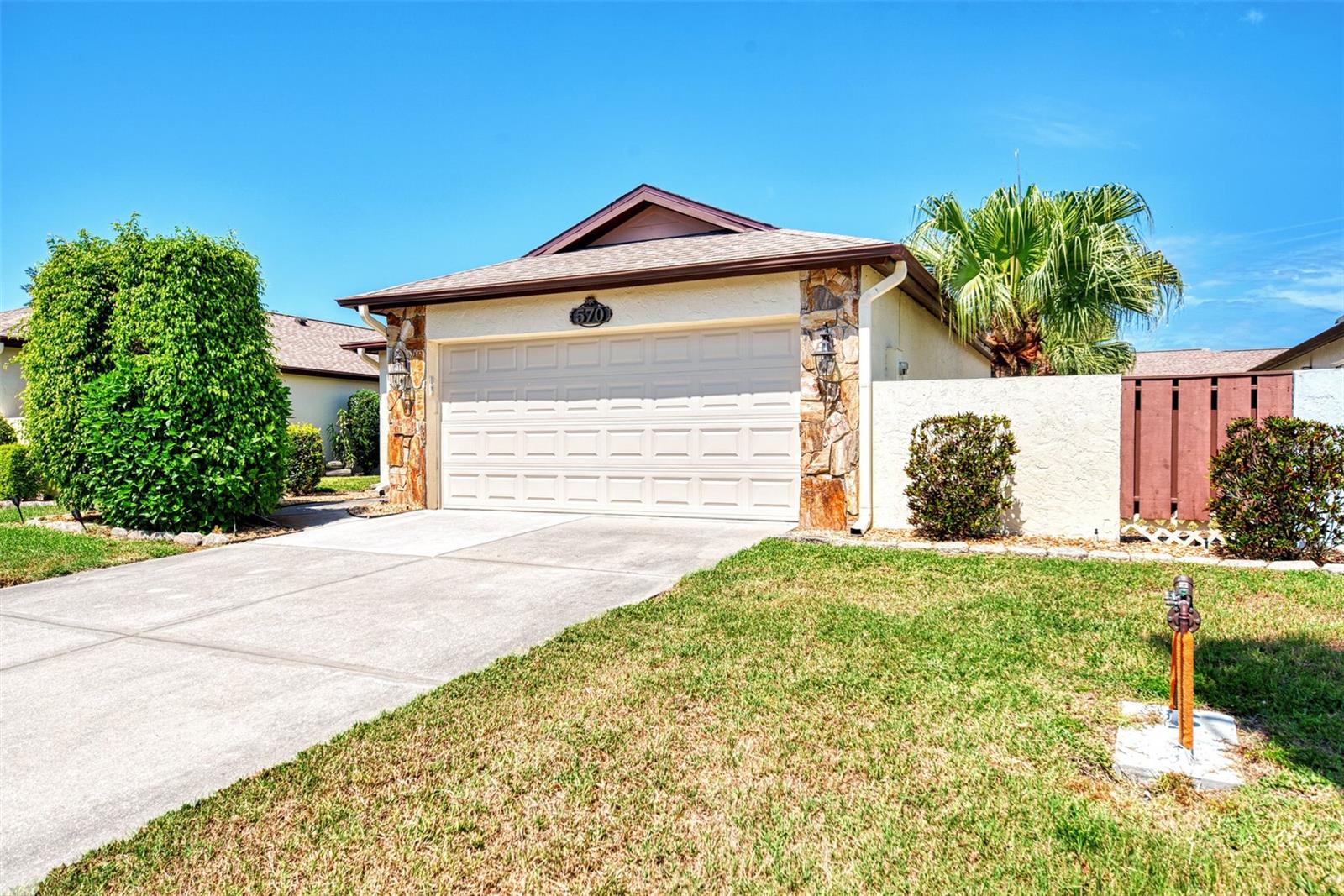570 Foxwood Boulevard, FL