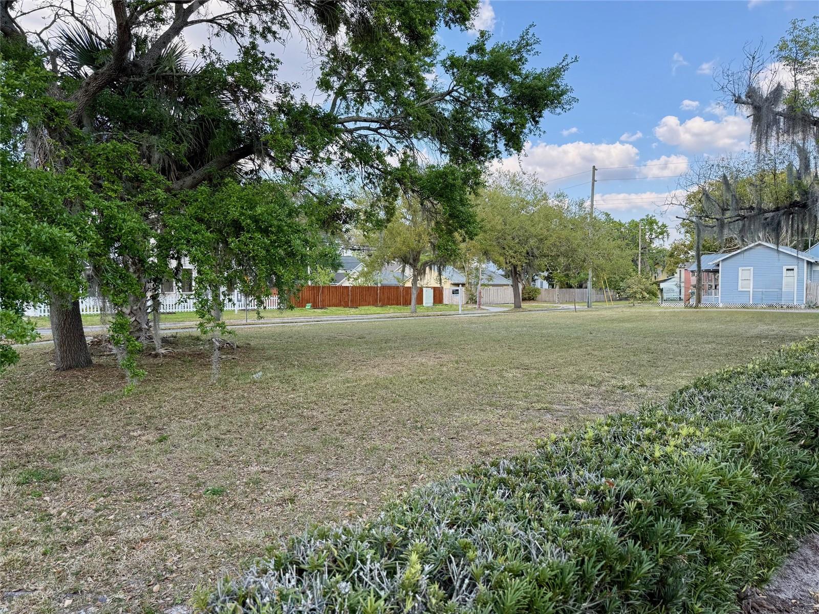 417 W 3rd St, FL