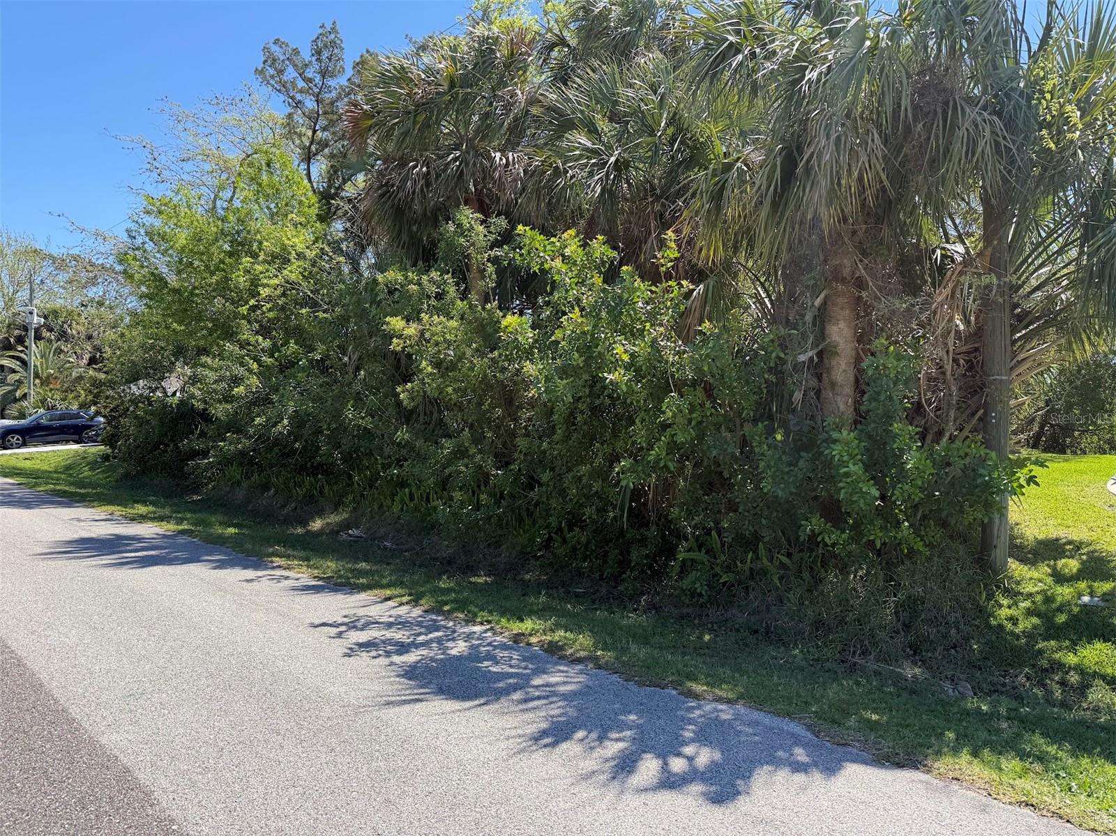 25 Cherokee Ct W, FL