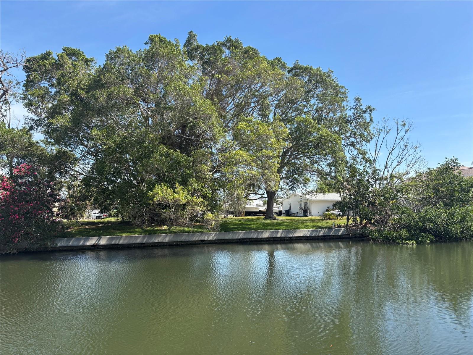 4417 Dolphin Ln, FL
