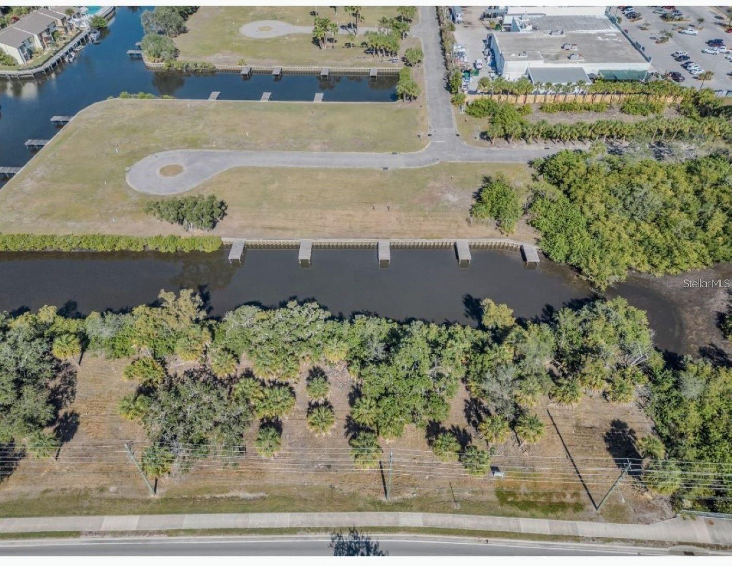 100 Meres Boulevard, FL