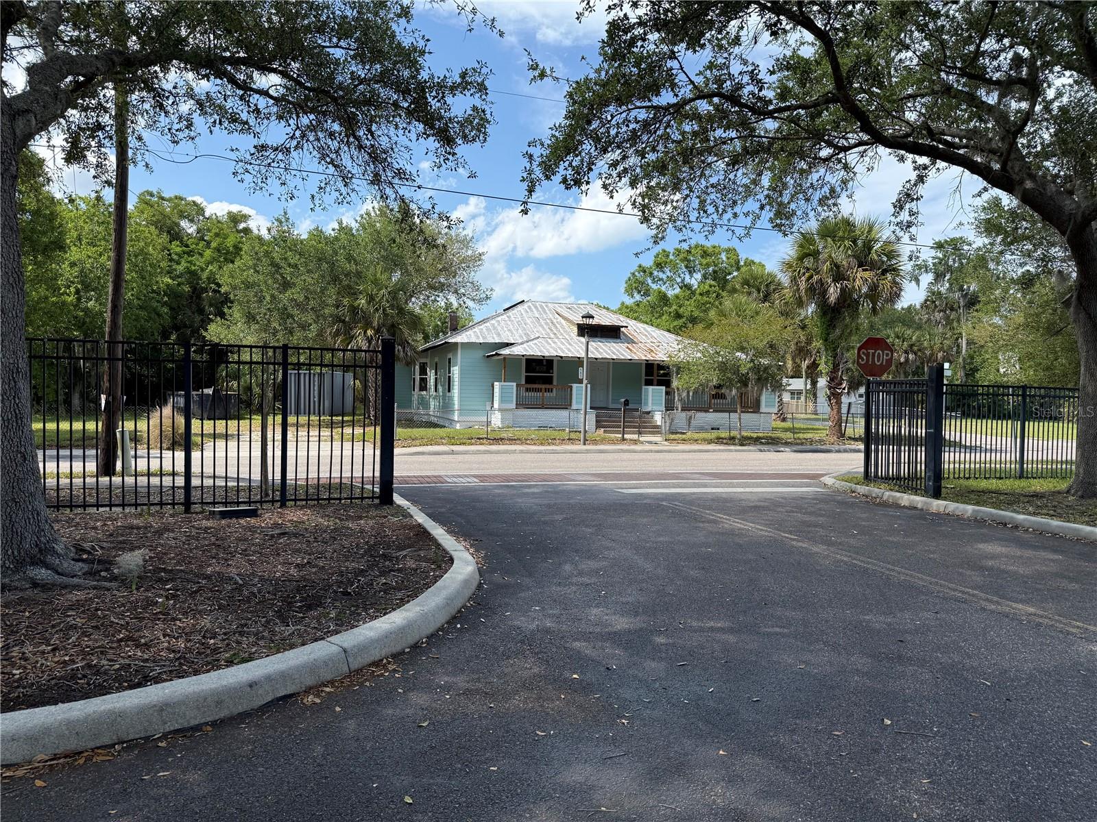 585 Washington Street, FL