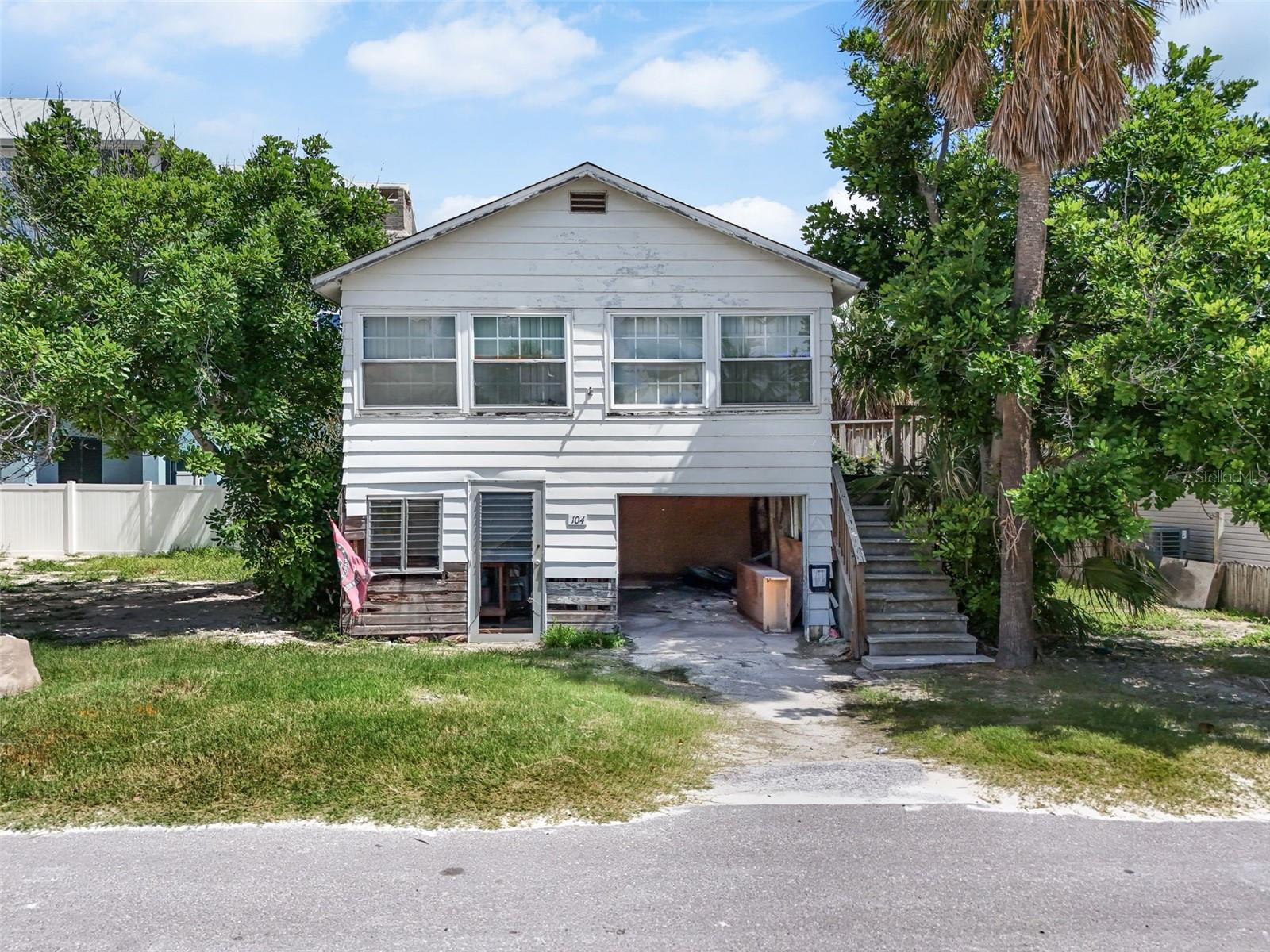 104 10th St S, FL