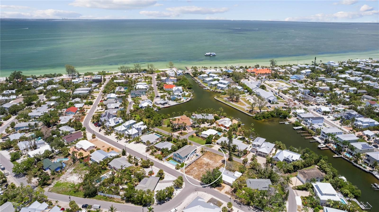 132 Crescent Dr, FL