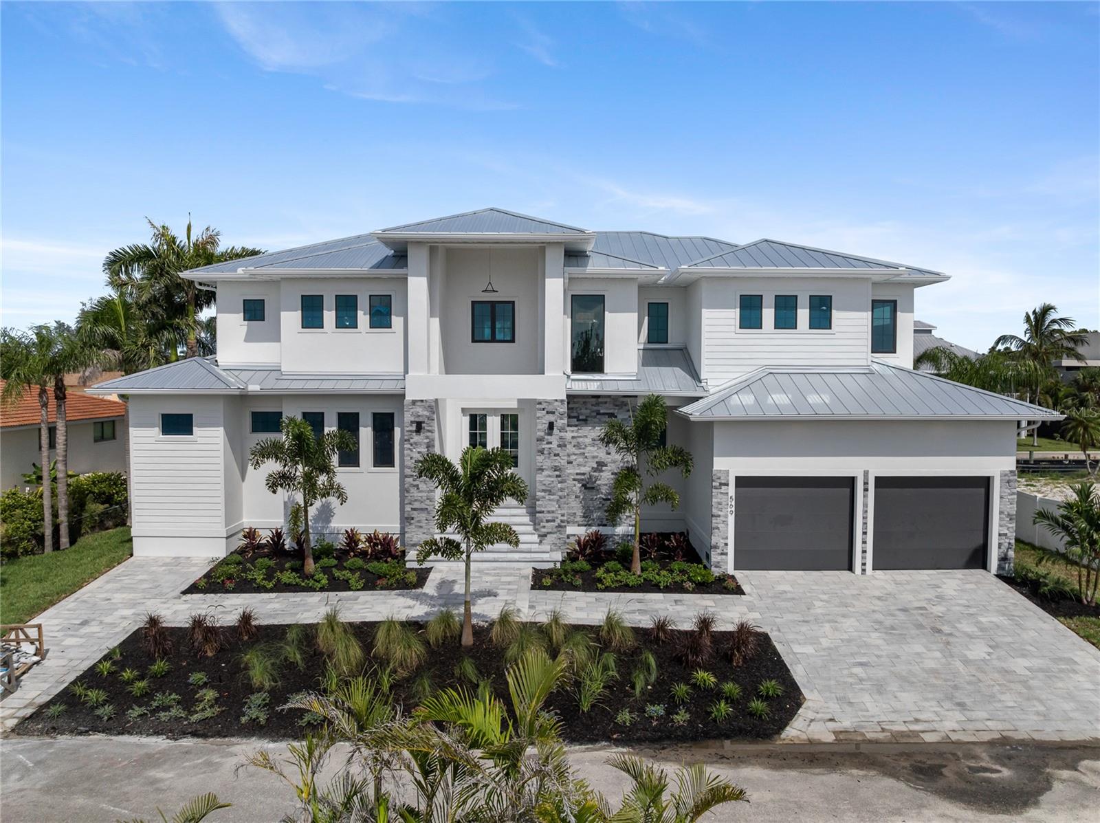 569 Bayview Dr, FL