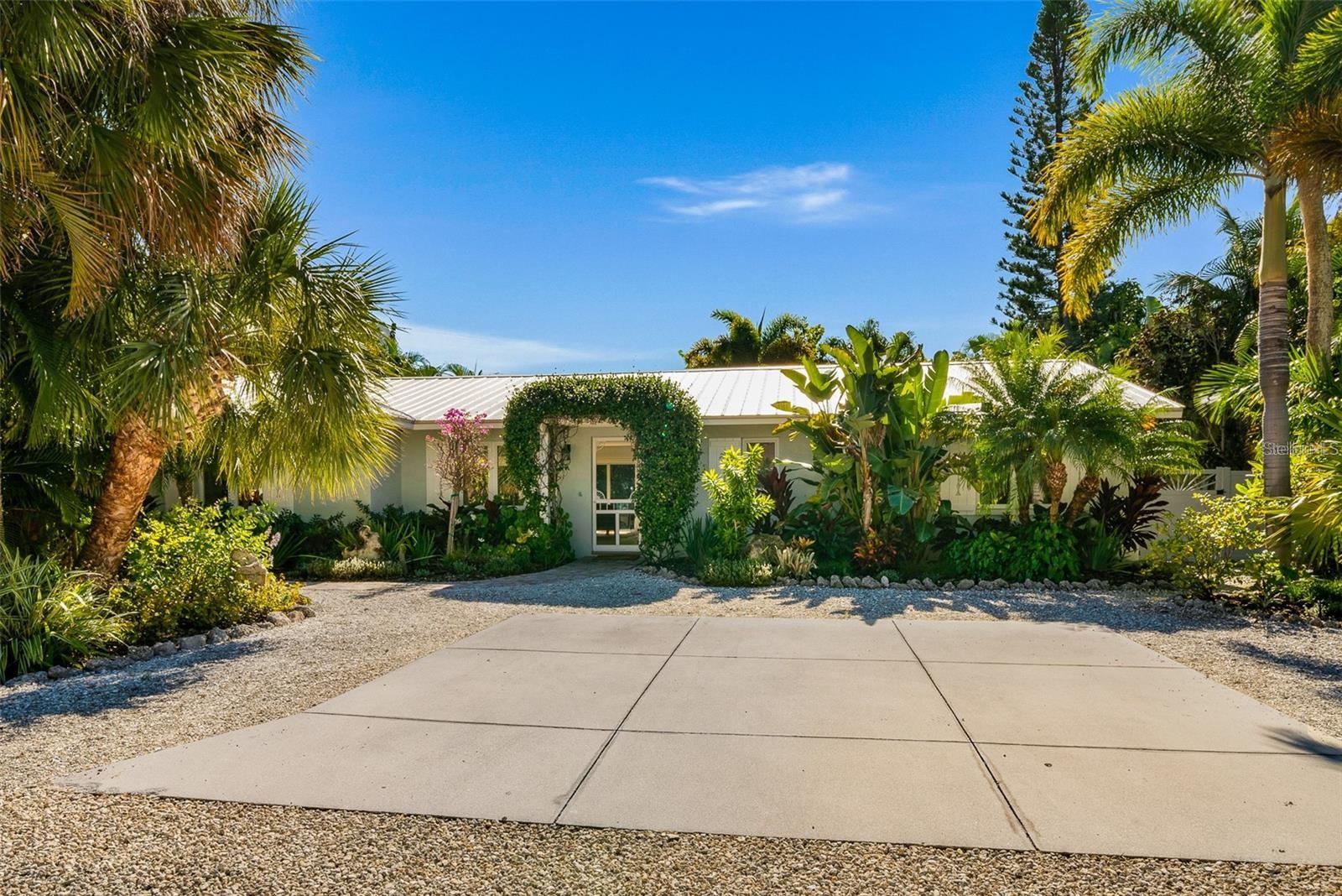 207 Peacock Ln, FL