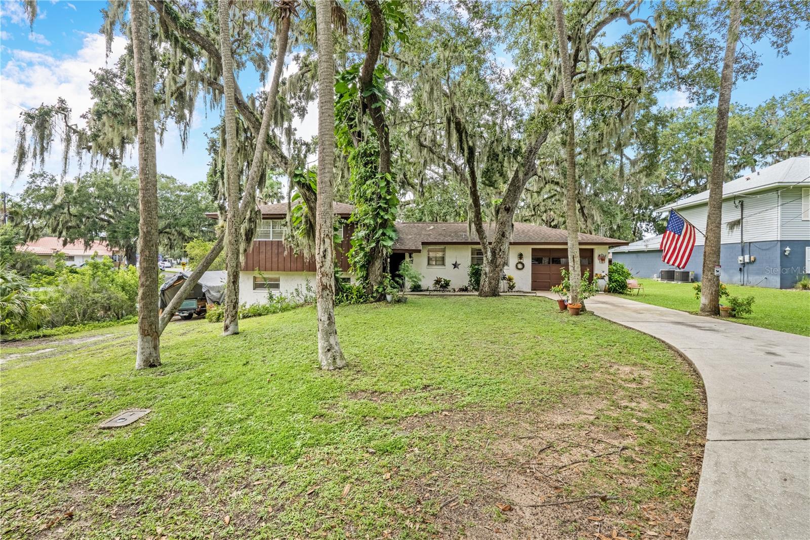 24 Oak Street, FL