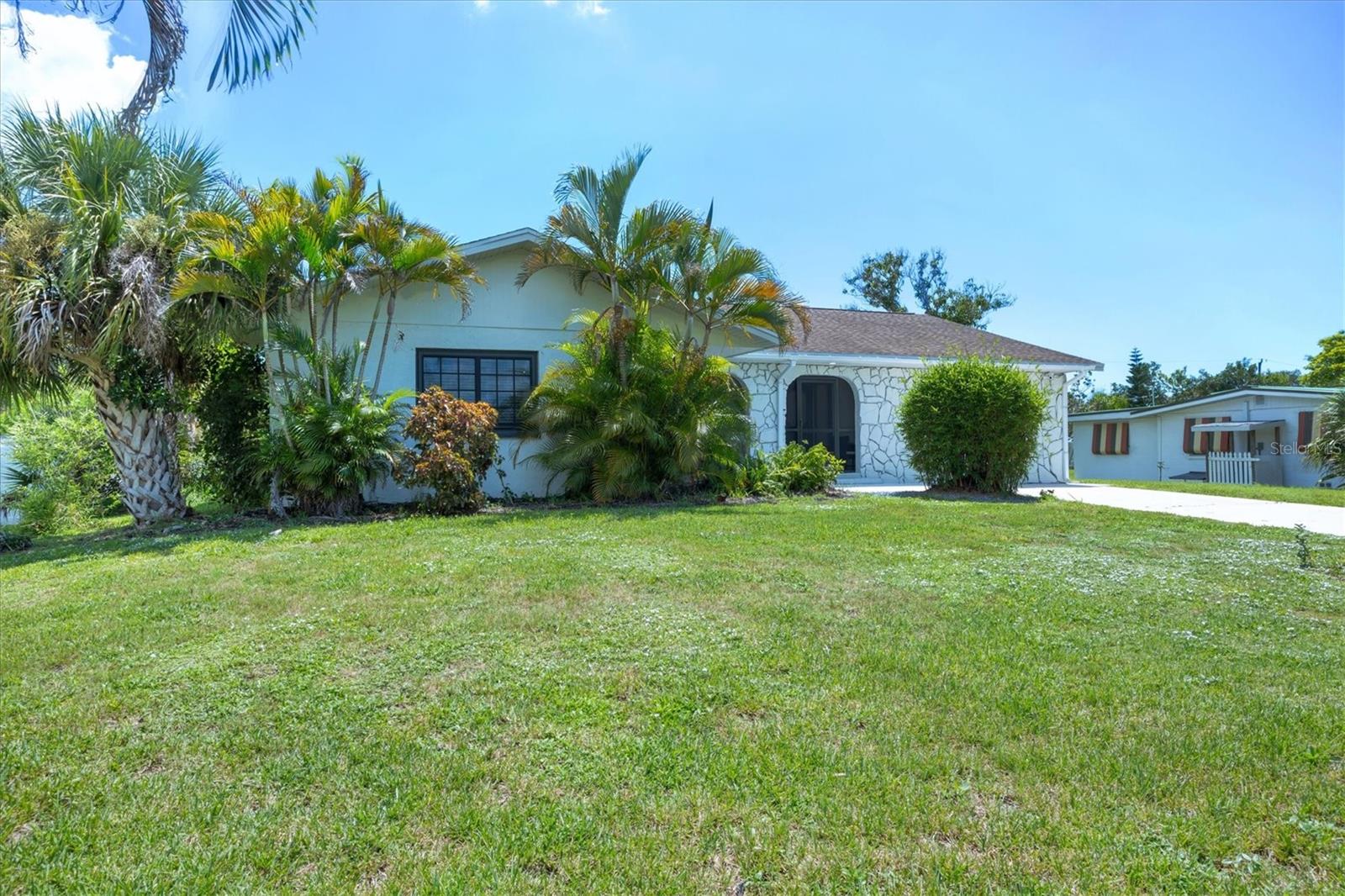 879 E 2nd St, FL