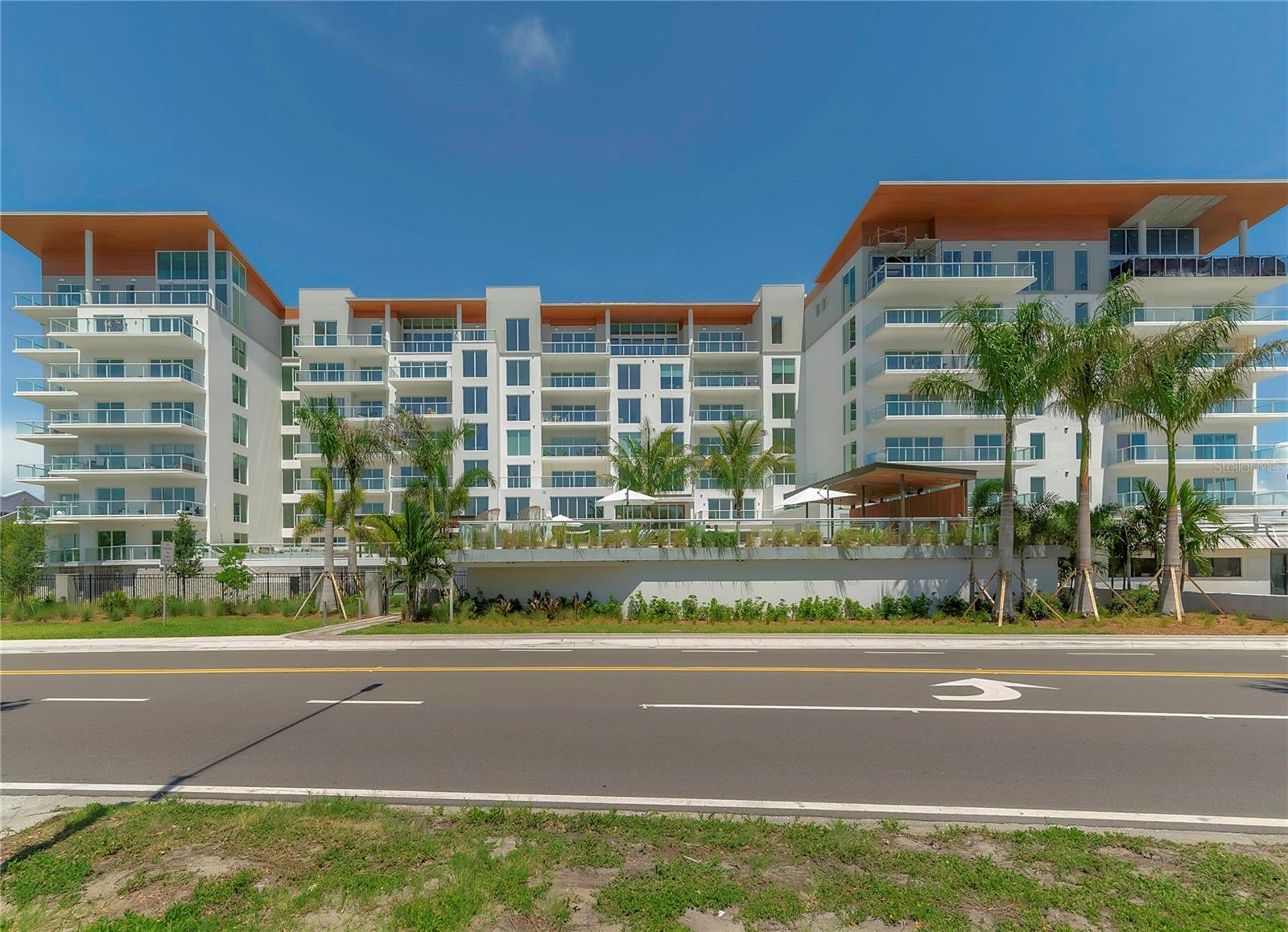 1020 Sunset Point Rd #302, FL