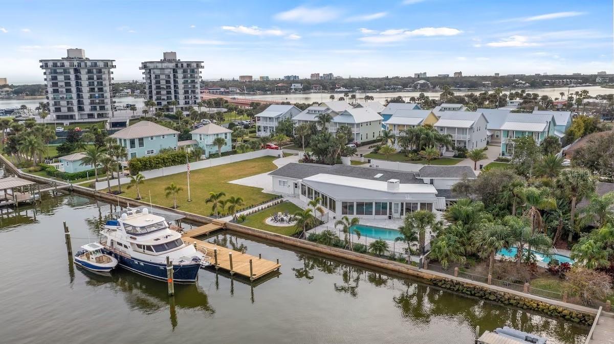102 East Circle, FL