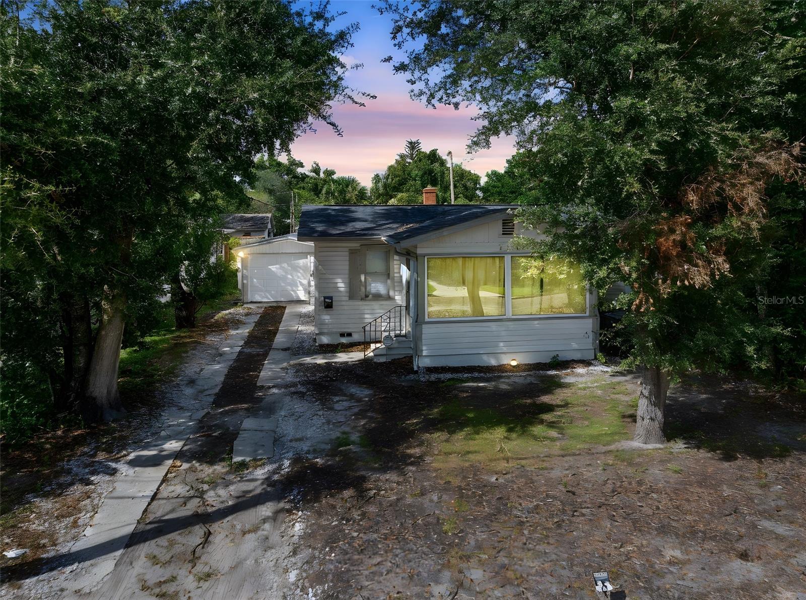 111 E King St, FL