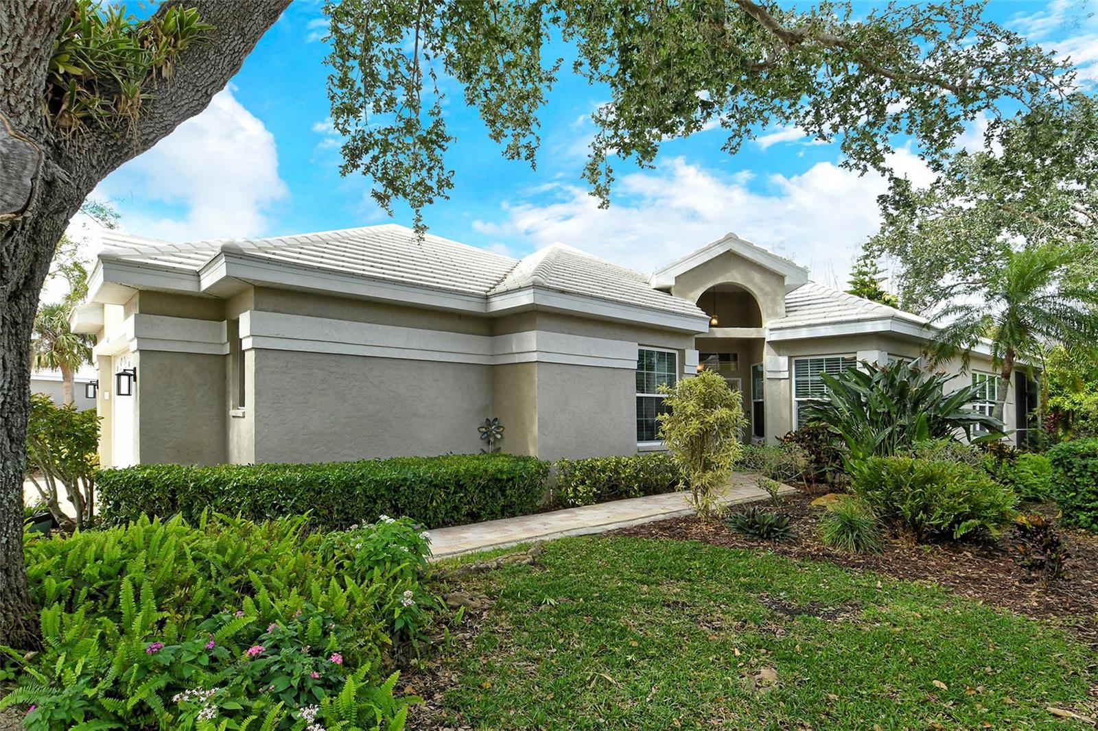 560 Fallbrook Dr, FL