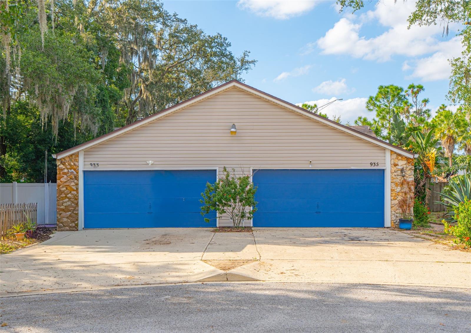 933 And 935 Robinhood Court, FL