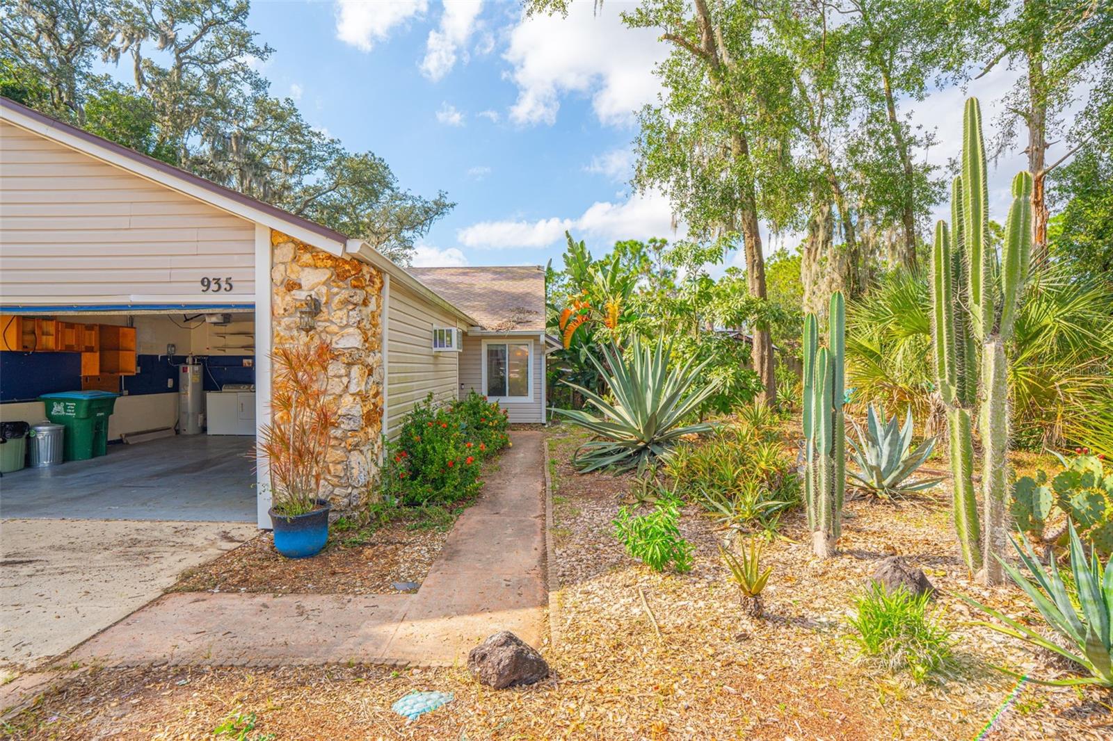 933 And 935 Robinhood Court, FL