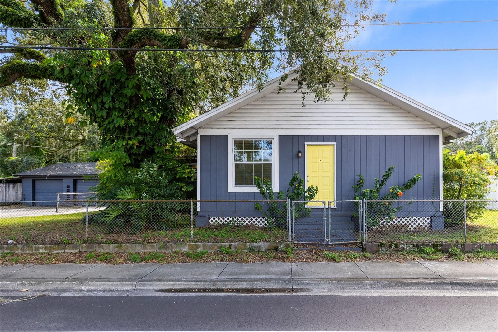 701 E 25th St, FL