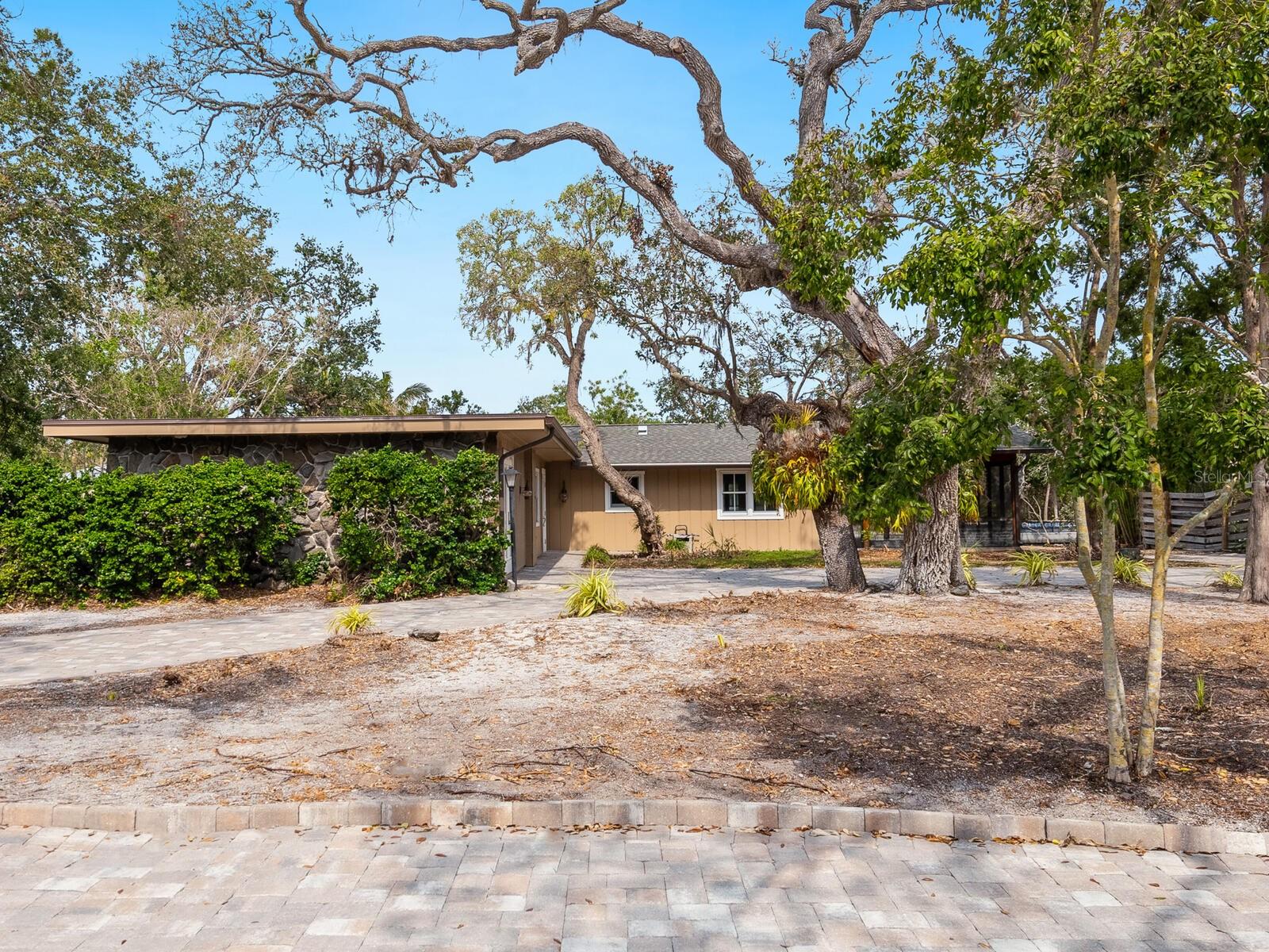 615 Buttonwood Drive, FL