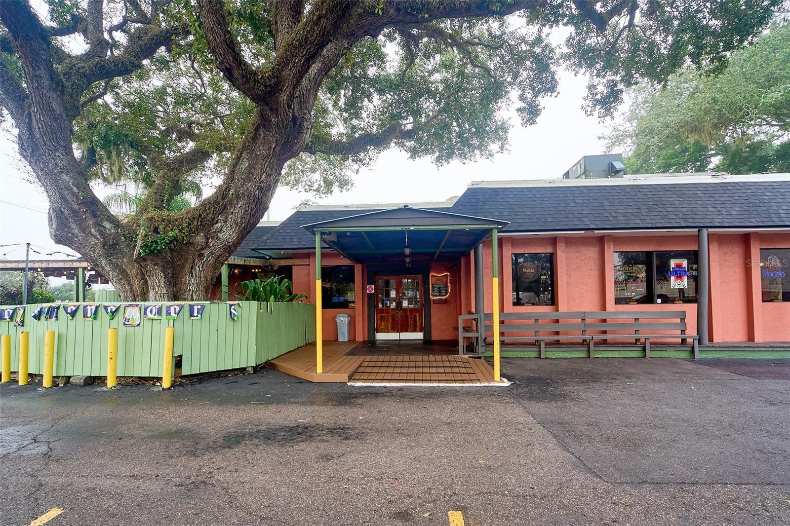 706 E Brandon Blvd, FL