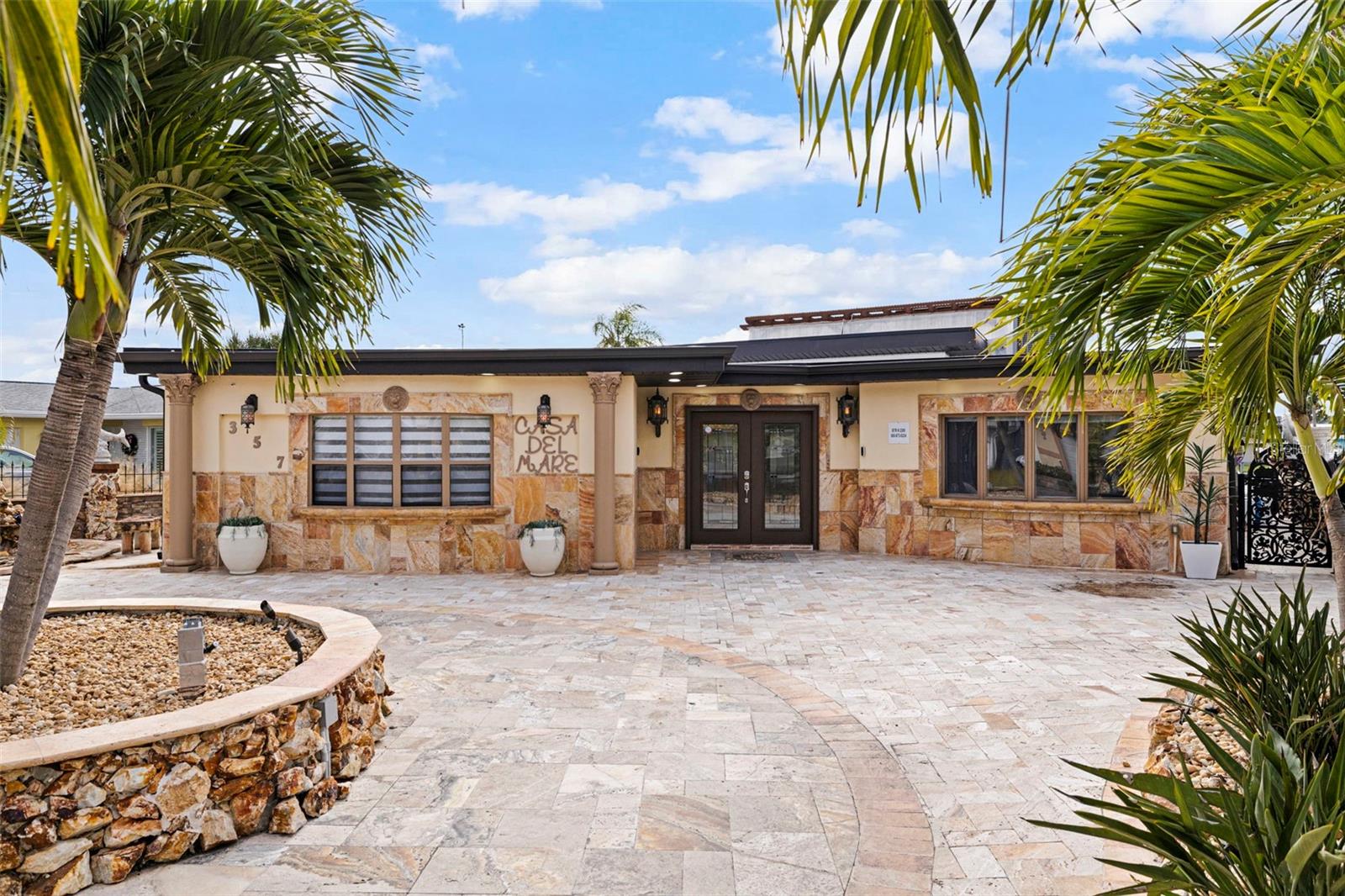 357 La Hacienda Dr, FL