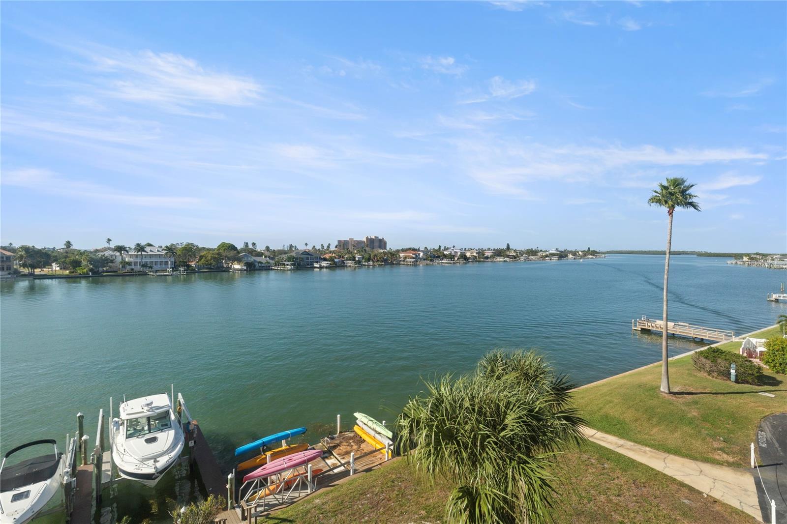 736 Island Way, FL