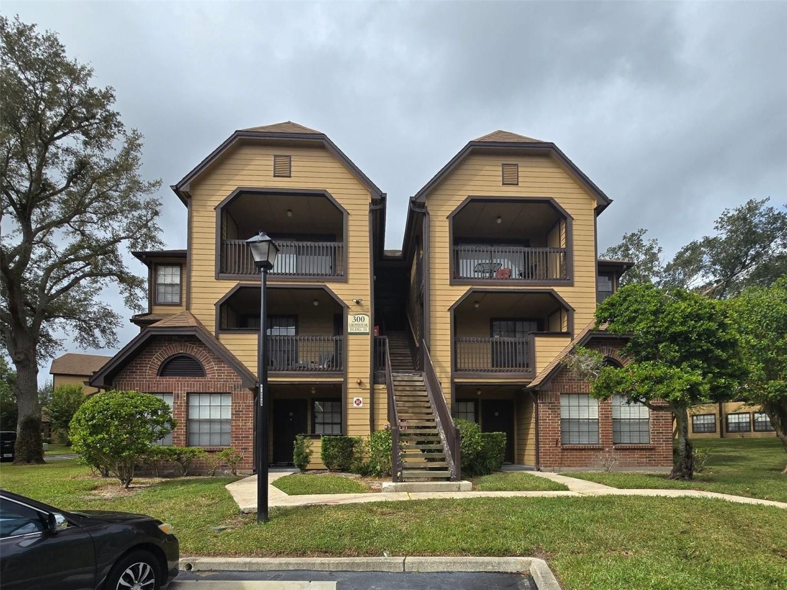 300 Lakepointe Dr #204, FL