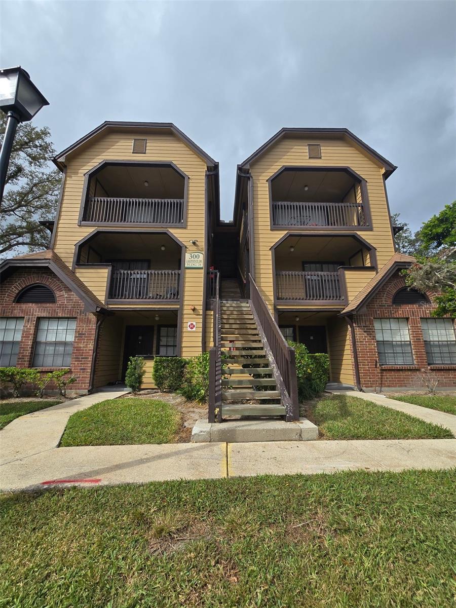 300 Lakepointe Drive, FL