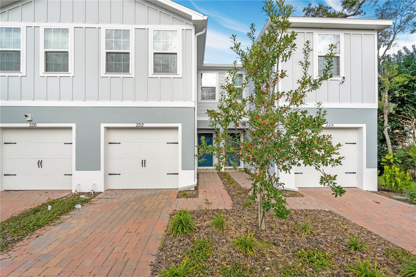 2212 Fluorescent Way, FL