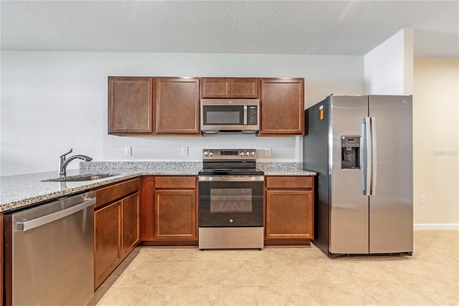 2212 Fluorescent Way, FL