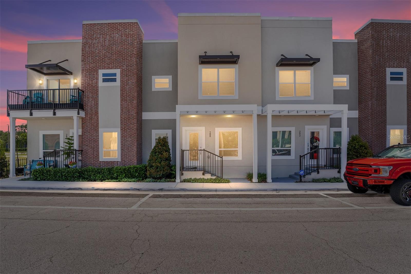288 N Oak Ave, FL
