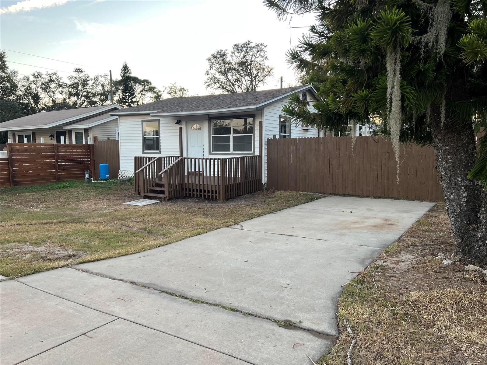 1658 Hempel Ave, FL