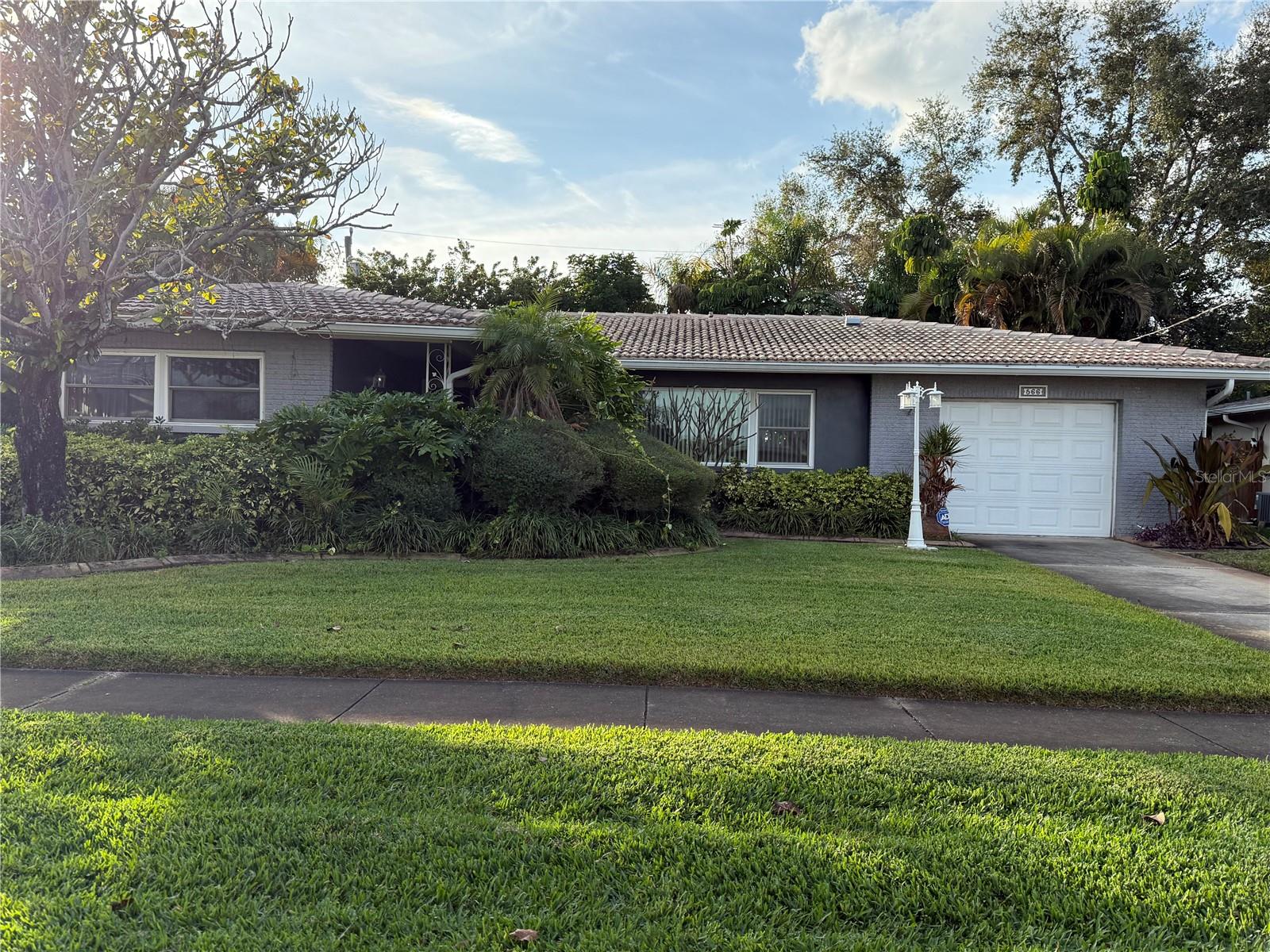 566 E Park Dr, FL