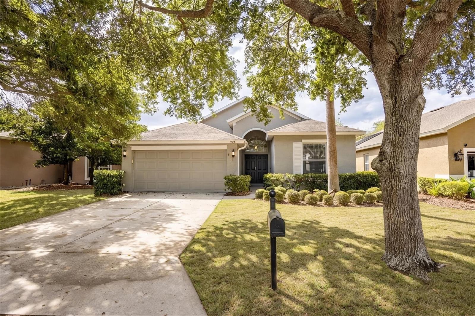 985 Ridgemount Place, FL