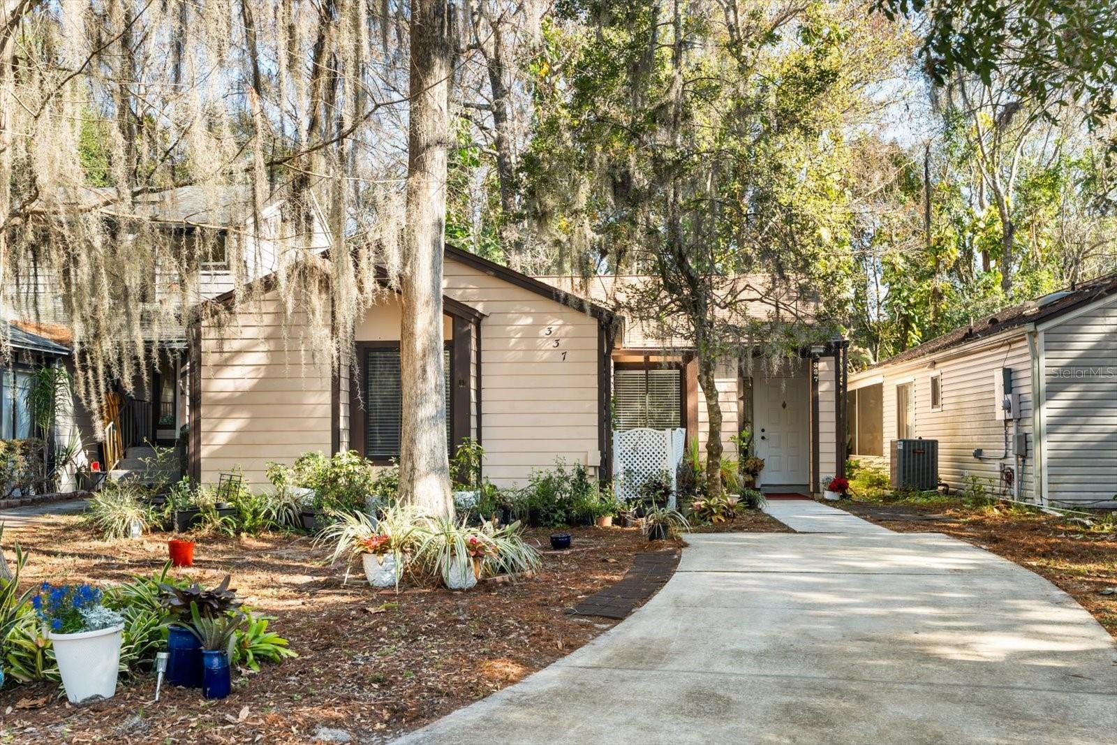 337 Kirkcaldy Dr, FL