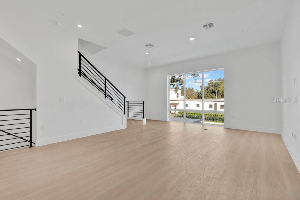 1004 Robinson, FL