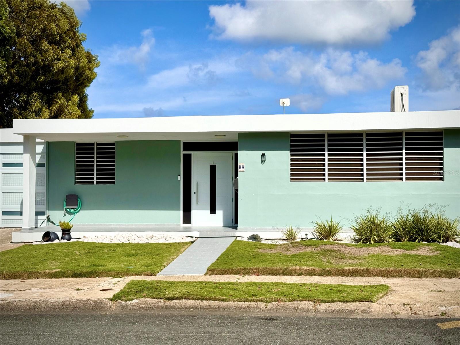 B8 Calle 8 Lago Urb Altamira, PR