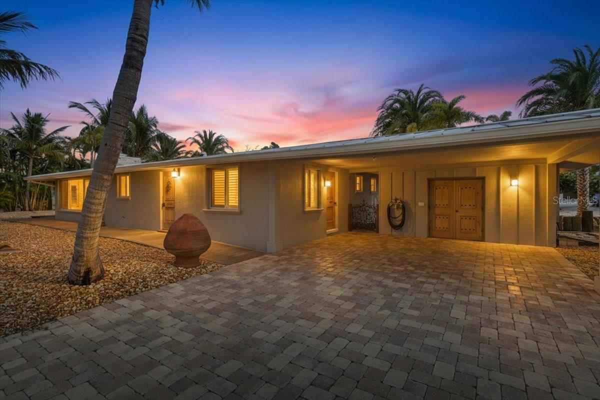 834 Jungle Queen Way, FL