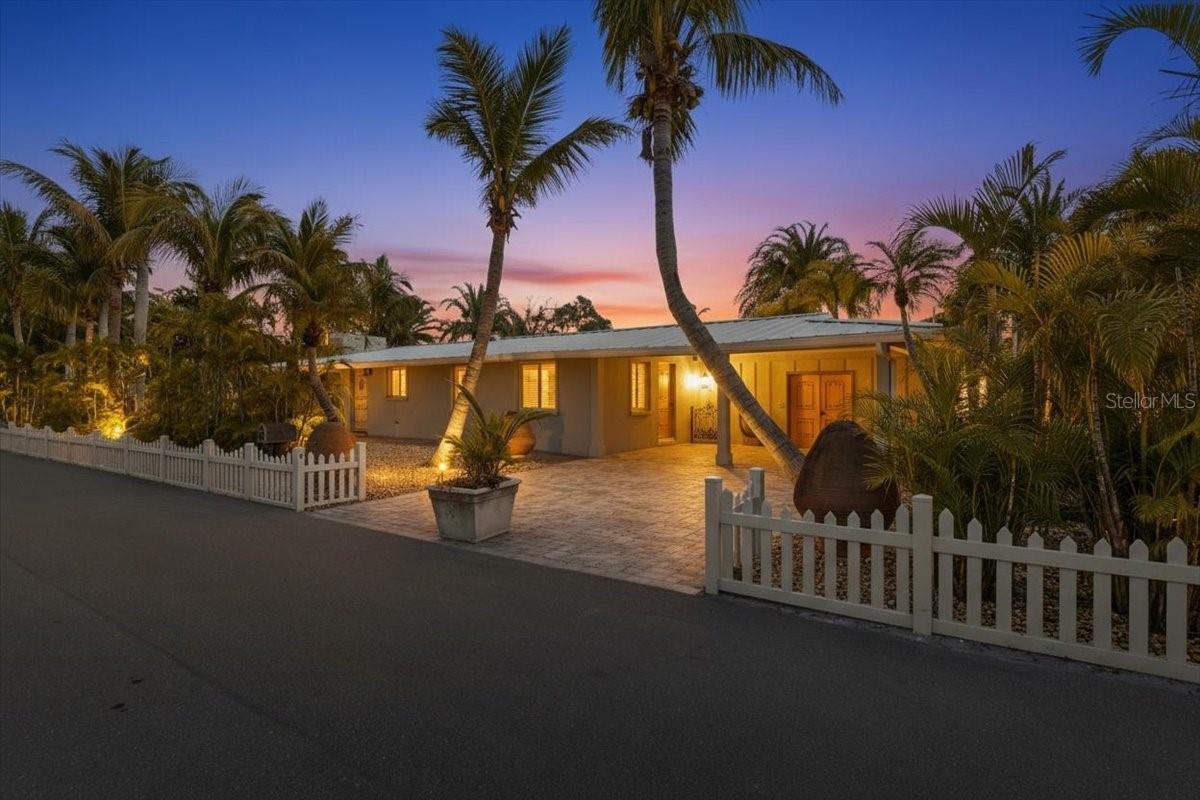 834 Jungle Queen Way, FL
