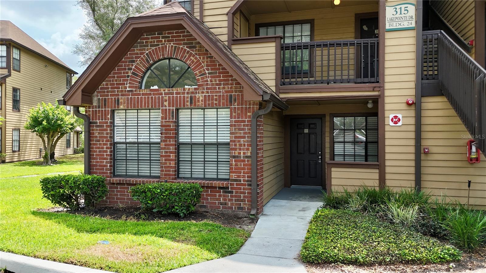 315 Lakepointe Dr #101, FL