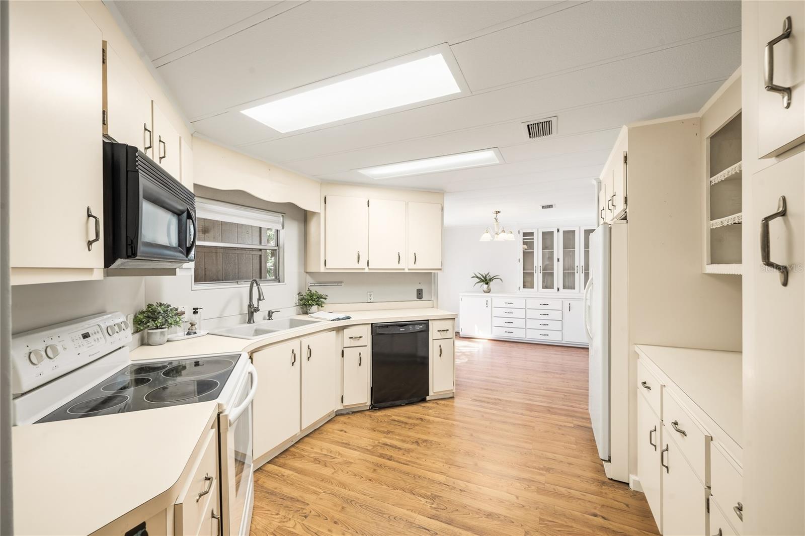 541 Club Court, FL