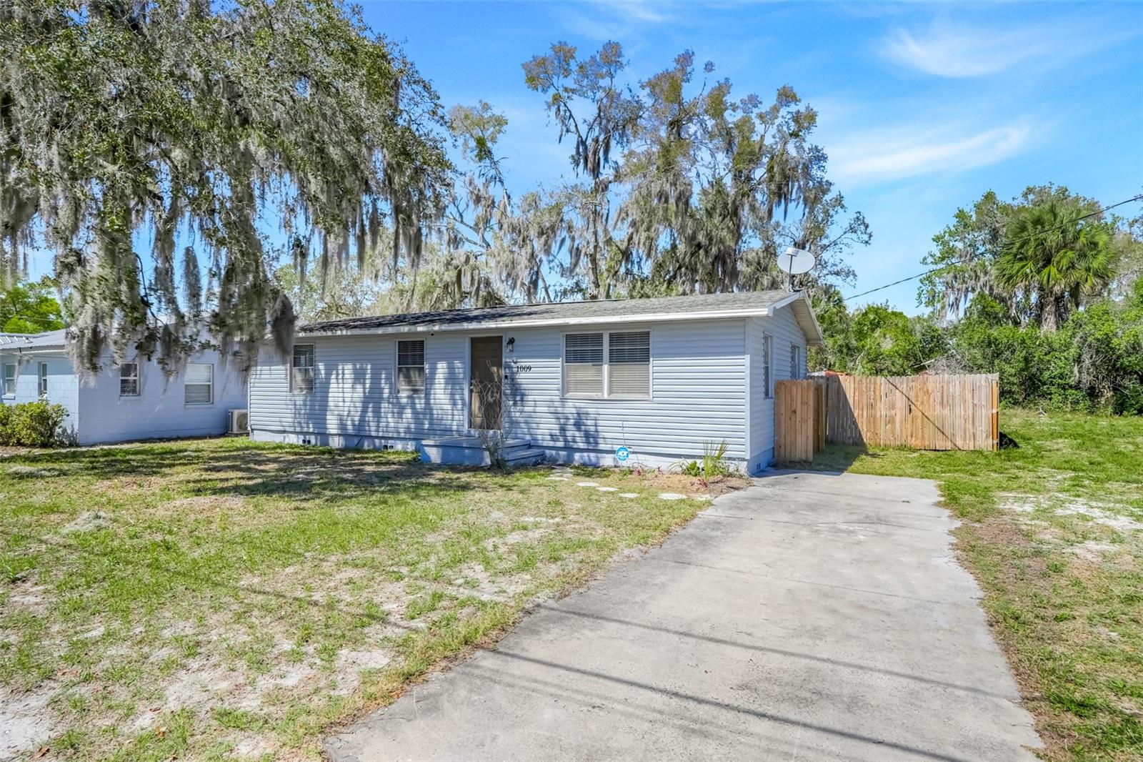 1009 E Hazzard Ave, FL
