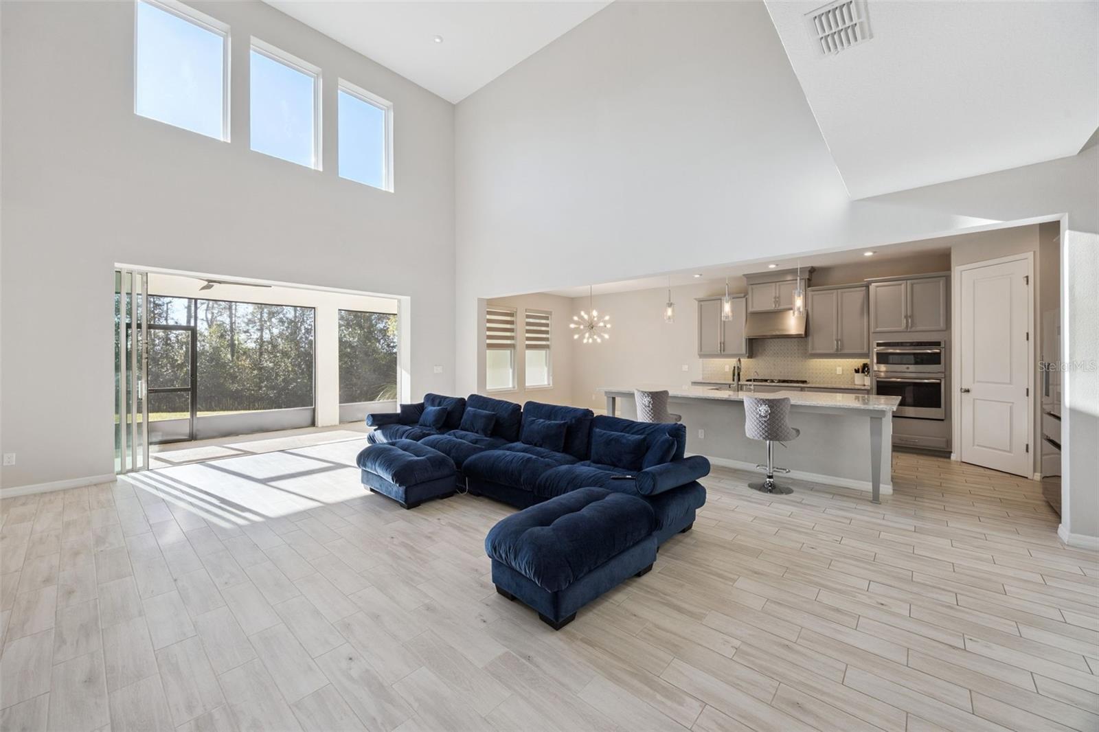 1218 Hillcrest View Loop, FL