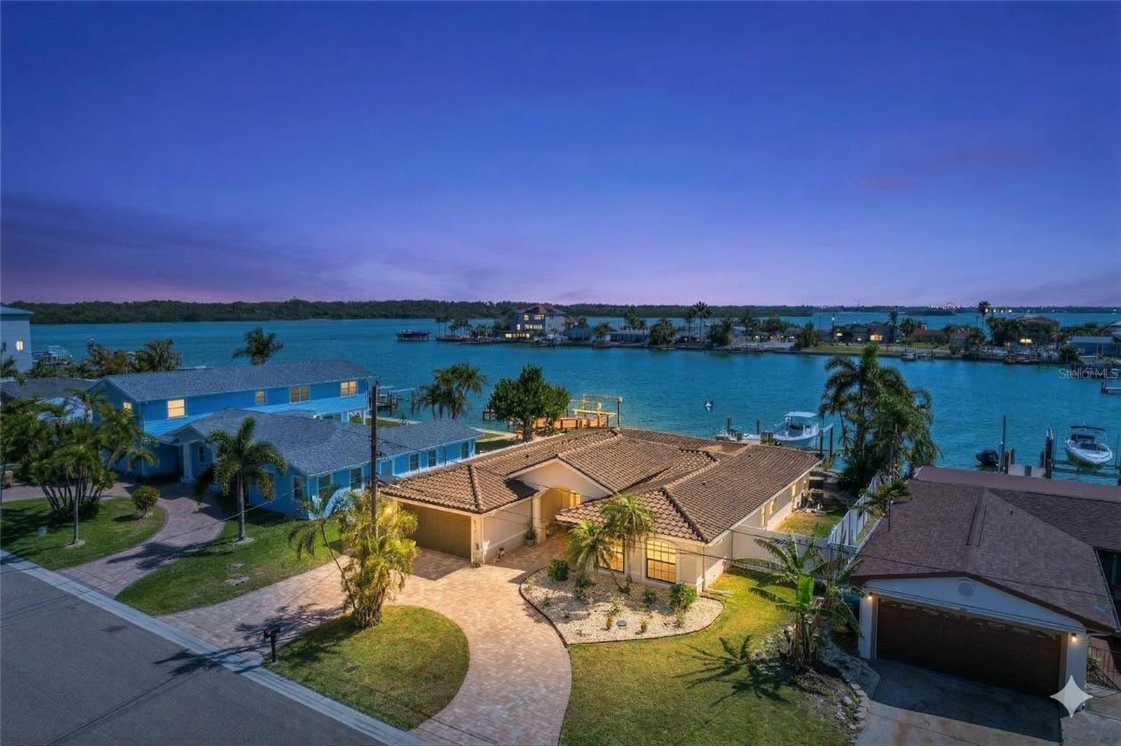 565 Crystal Dr, FL