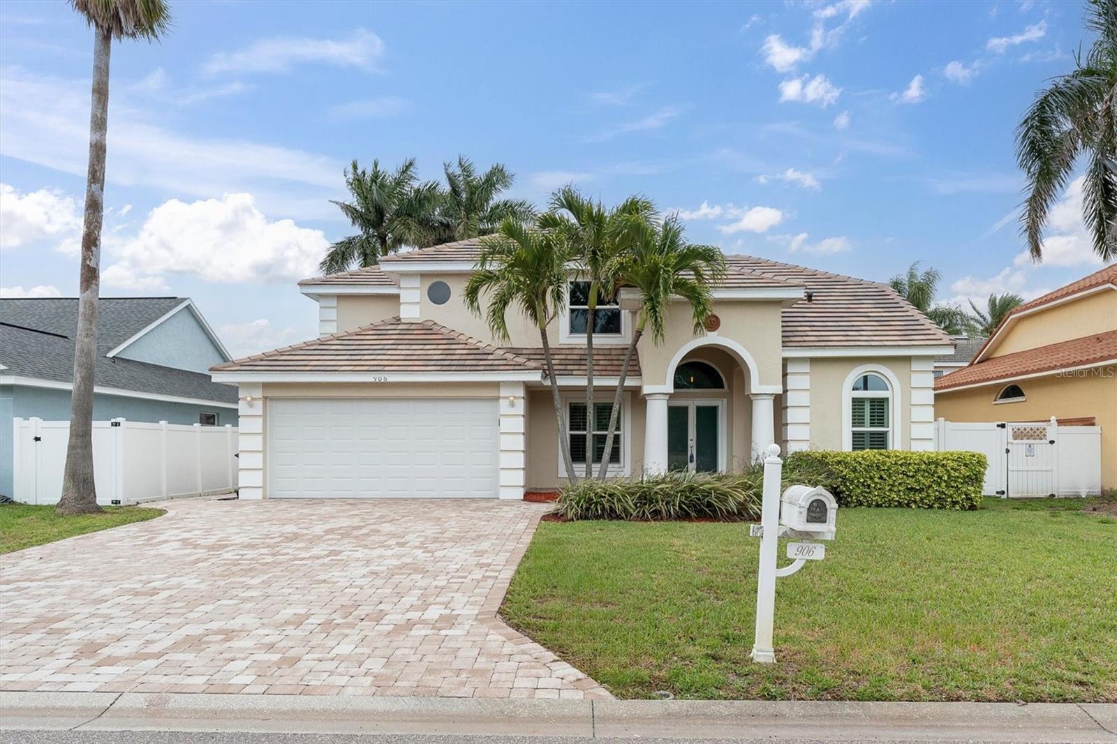 906 Landmark Circle, FL