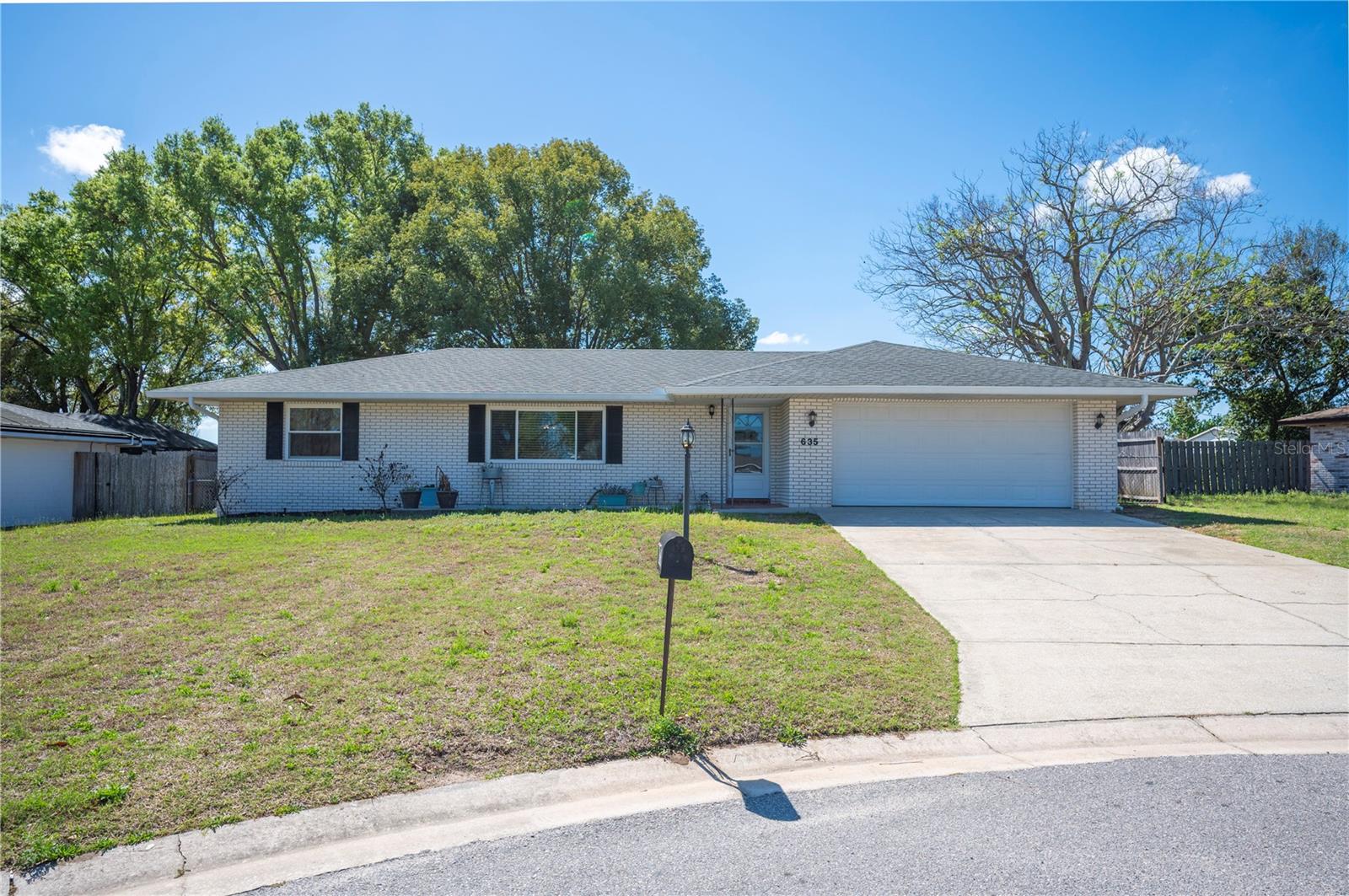 635 Hillside Cir, FL
