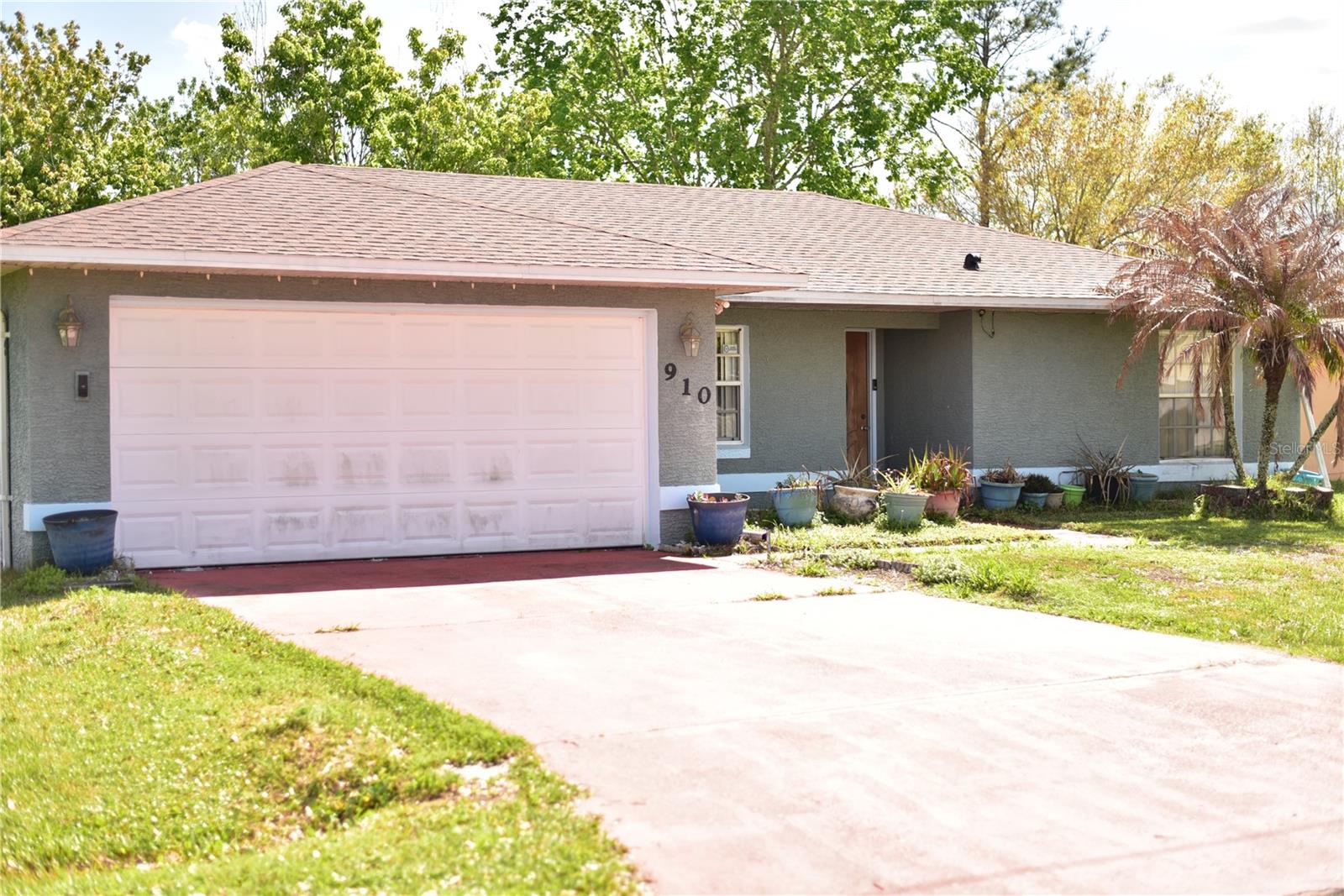 910 Louvre Ct, FL